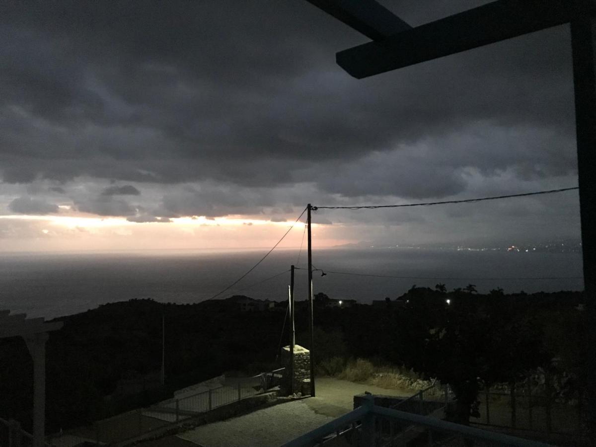 Breathtaking Sea And Mountain Views With Private Pool, Peace Full Relaxing With Wifi Near Shops And Restaurants