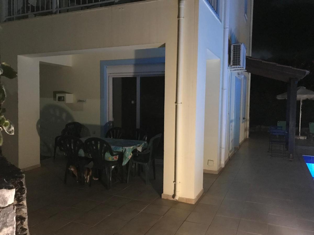 別墅 Tranquil Vista Villa: Seaside Retreat With Private Pool *